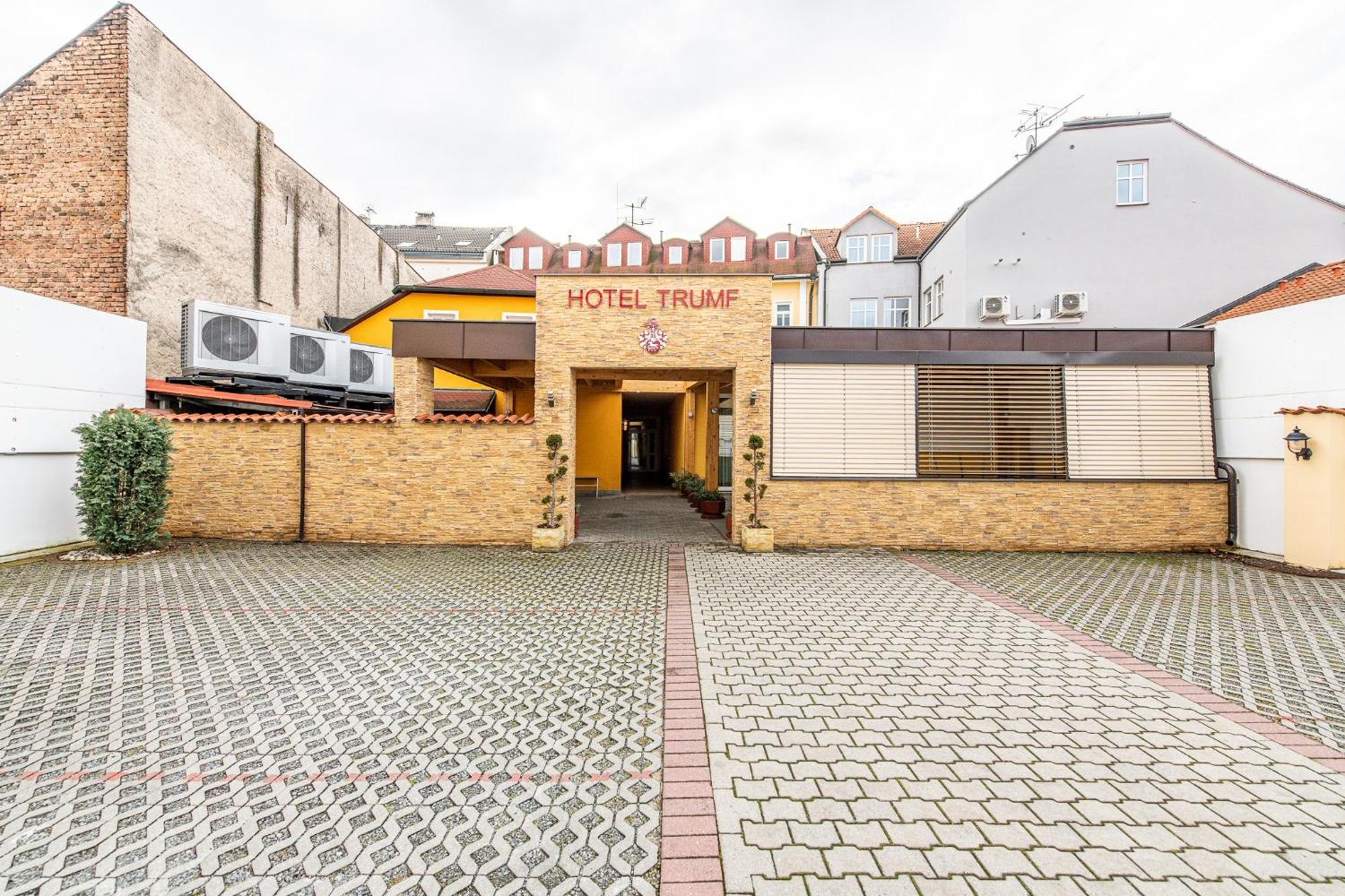Hotel Trumf Млада-Болеслав Экстерьер фото