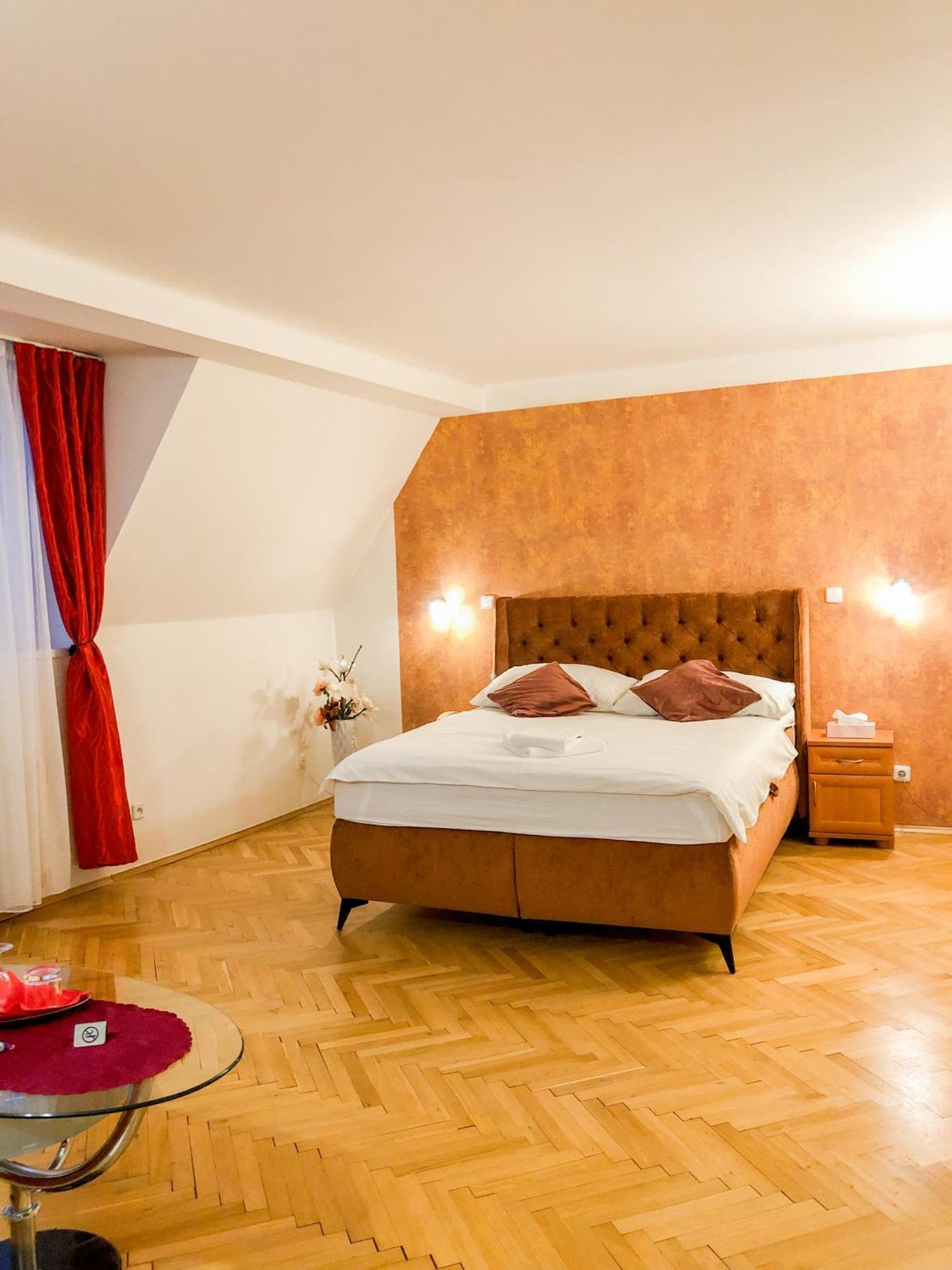 Hotel Trumf Млада-Болеслав Экстерьер фото
